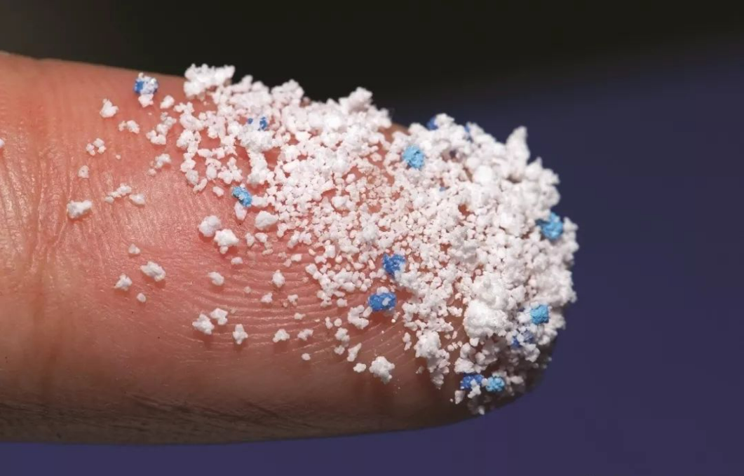 科學(xué)家首次在人類血液中發(fā)現(xiàn)微塑料，使用生物降解袋減少微塑料的產(chǎn)生(圖1)