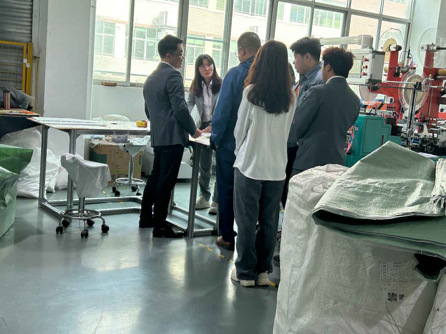 國際合作伙伴深度考察，共謀發(fā)展 —— 外國客戶訪問久信達(dá)科技生產(chǎn)車間(圖3)