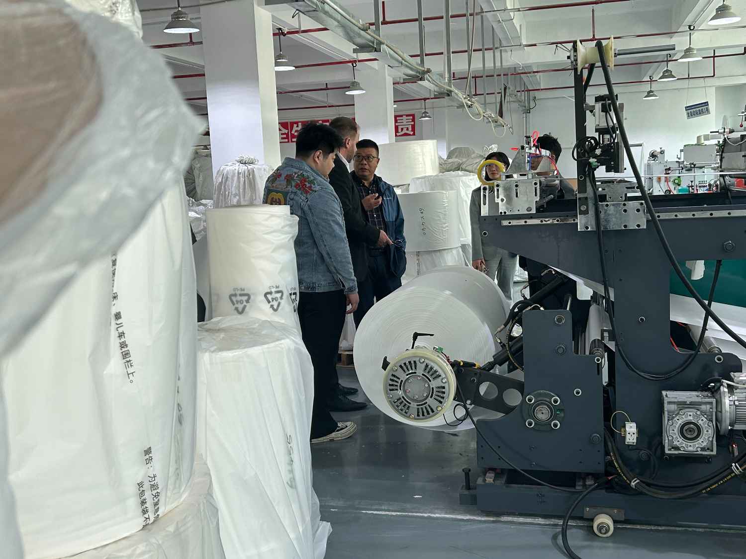 國際合作伙伴深度考察，共謀發(fā)展 —— 外國客戶訪問久信達(dá)科技生產(chǎn)車間(圖4)