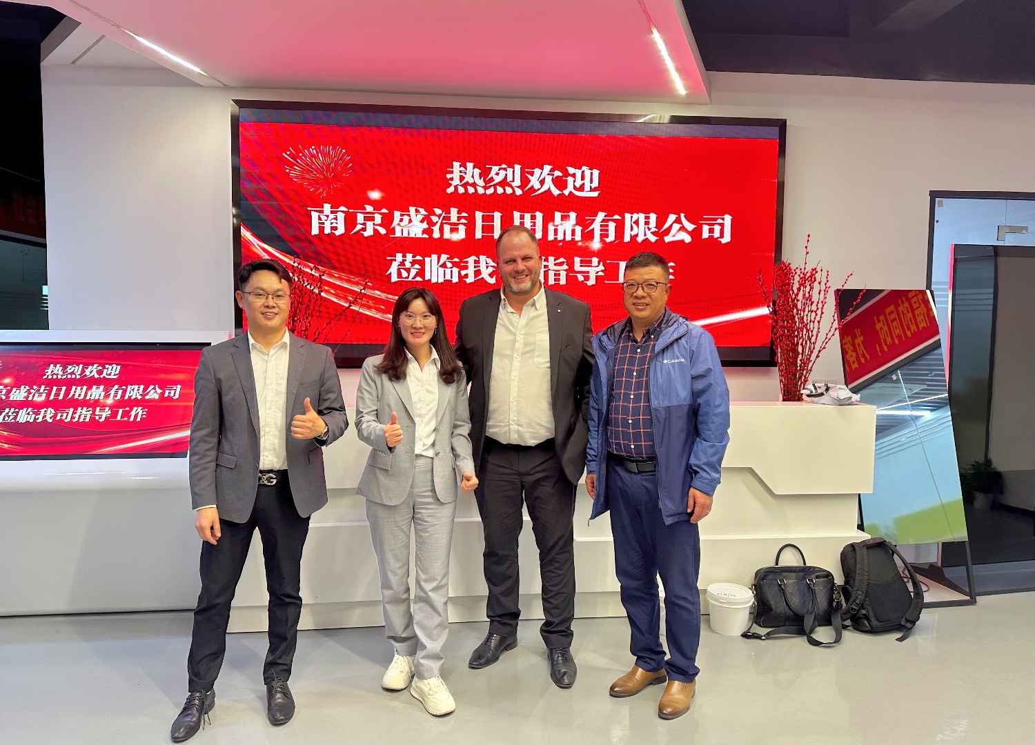 國際合作伙伴深度考察，共謀發(fā)展 —— 外國客戶訪問久信達(dá)科技生產(chǎn)車間(圖1)